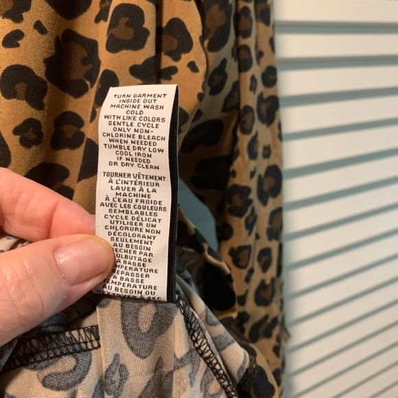 Carmen Marc Valvo Animal Print Top With Ruching And Buttons On One Side NWT 🌴 - Picture 9 of 9